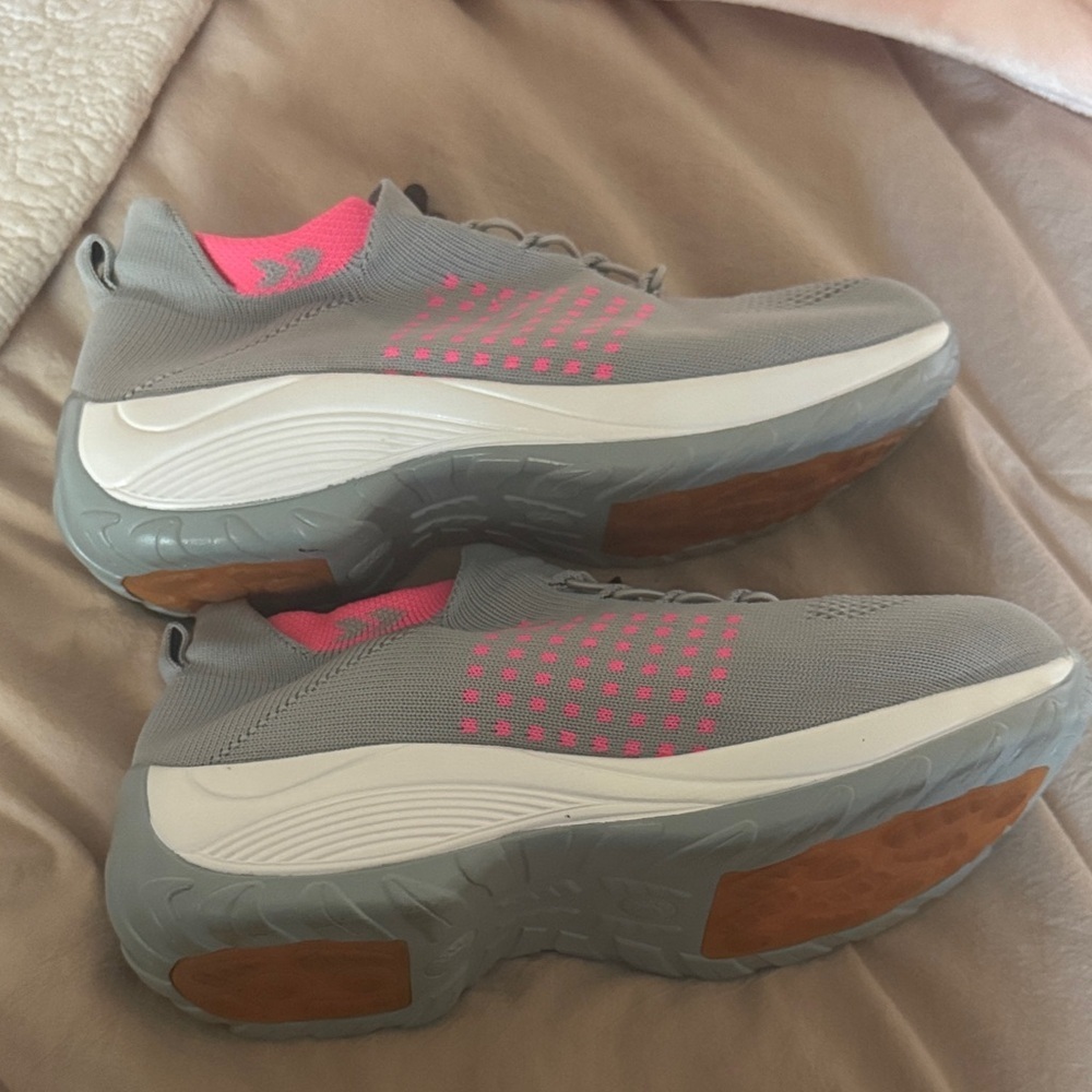 ComfortWear  Gray and Pink Women's Sneakers size 10 - Picture 3 of 8